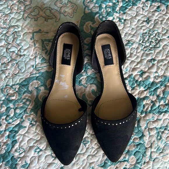 JONES NEW YORK black flats. Pointed toe with snake skin heal. Size 8 - Picture 2 of 3